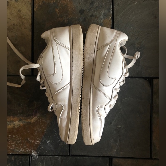 Clean Nikes - Picture 6 of 7